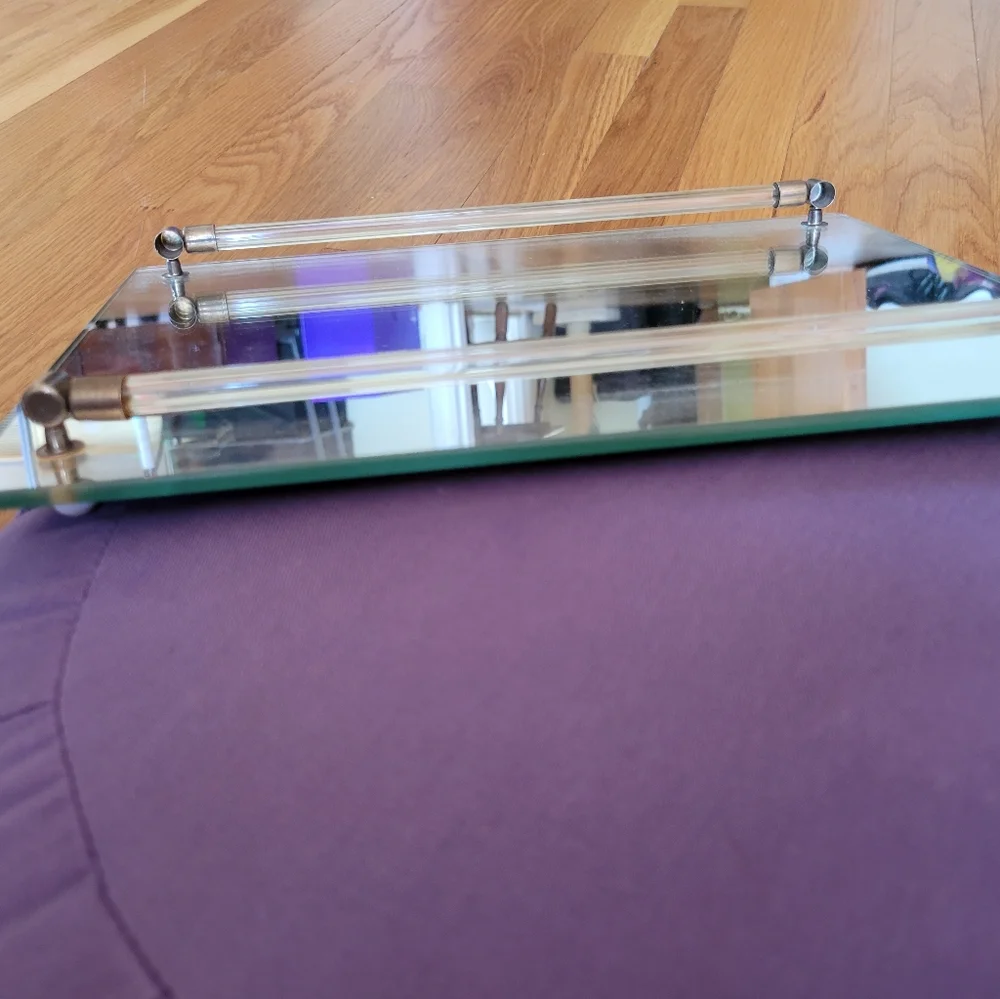 Mirrored vanity decoration